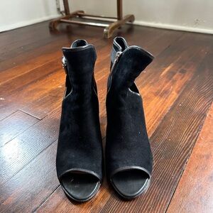 Black Donald Pliner Heel